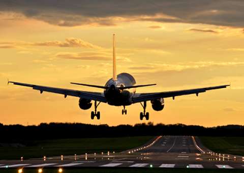 Comissária de bordo salva menina vítima de tráfico humano durante voo 