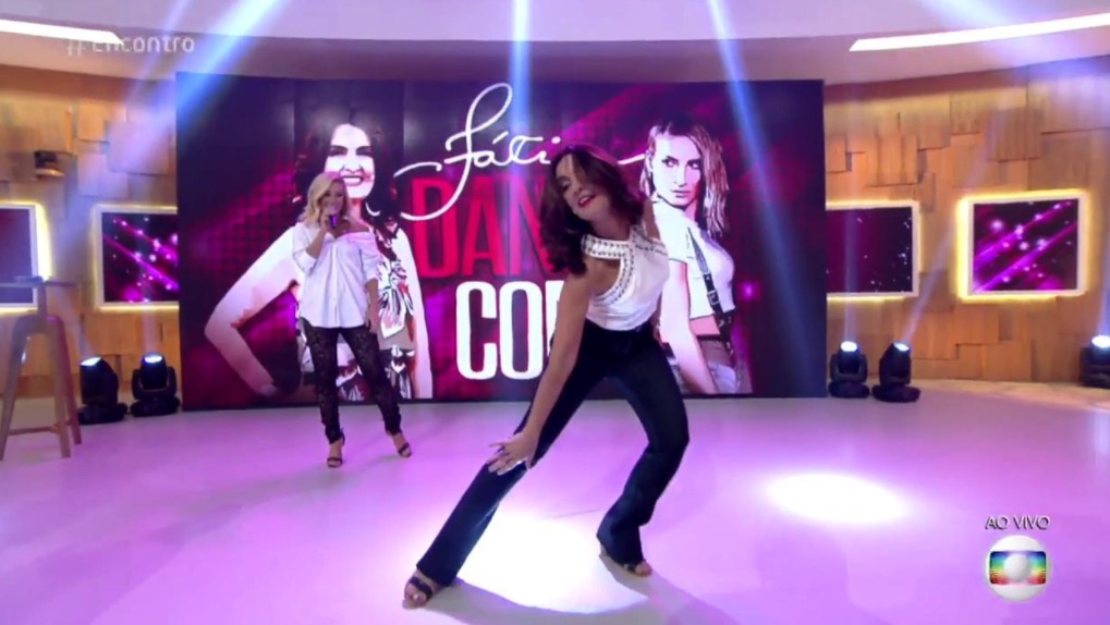 Fátima Bernades sensualiza dançando com Claudia Leitte mas algo dá errado