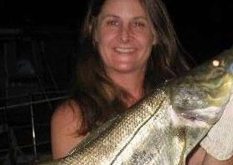 Mulher tortura nova namorada de ex com faca e corda no pescoço 