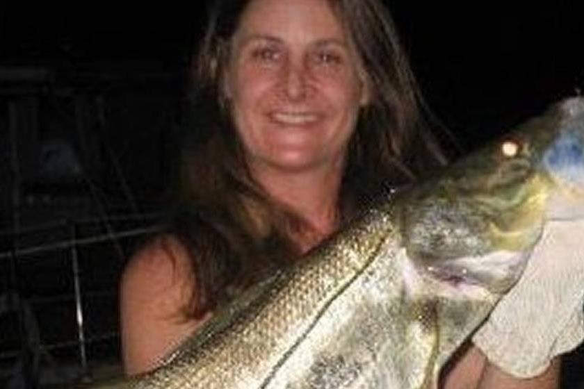 Mulher tortura nova namorada de ex com faca e corda no pescoço 