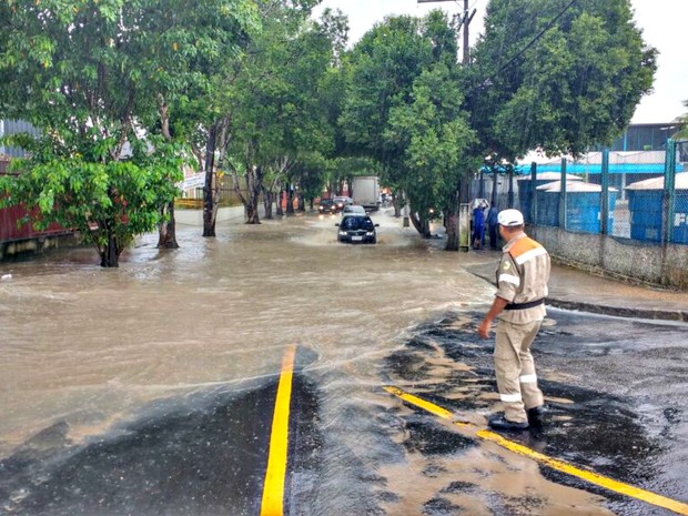 Chuva deixa avenida intransitável em Manaus