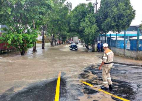 Chuva deixa avenida intransitável em Manaus