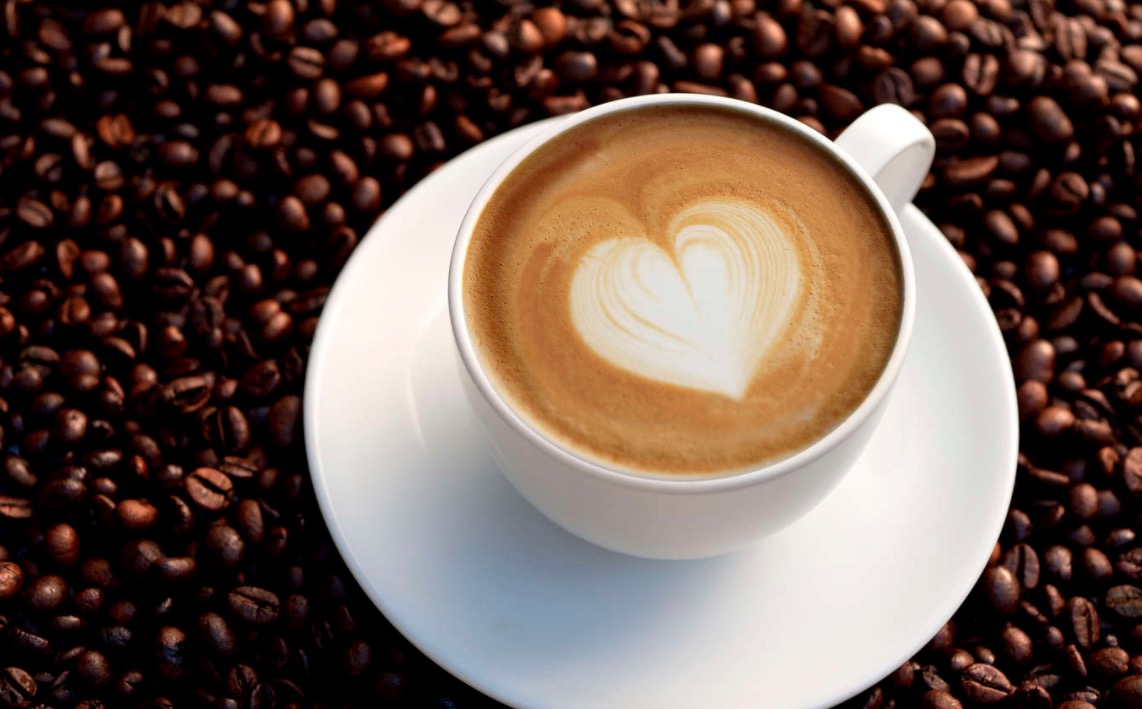 Café com leite pode ser o culpado dos seus quilos a mais, diz estudo