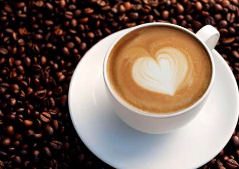 Café com leite pode ser o culpado dos seus quilos a mais, diz estudo
