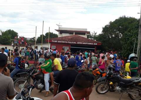 Multidão invade delegacia, apedreja e ateia fogo em mulher que causou morte de crianças no AM
