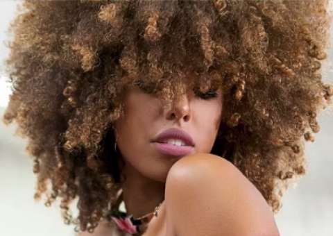 Ex-BBB Gabriela Flor tira tudo em ensaio quente e mostra curvas perfeitas 