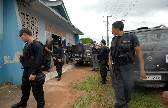 Polícias Civil e Militar enviam reforços a delegacia que foi incendiada por populares no AM