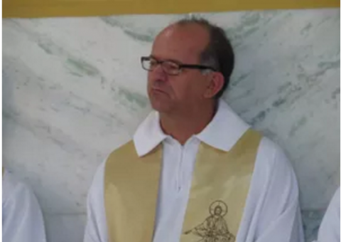 Padre é visto entrar em motel com homem e é encontrado ferido