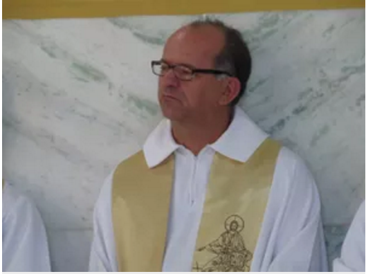 Padre é visto entrar em motel com homem e é encontrado ferido