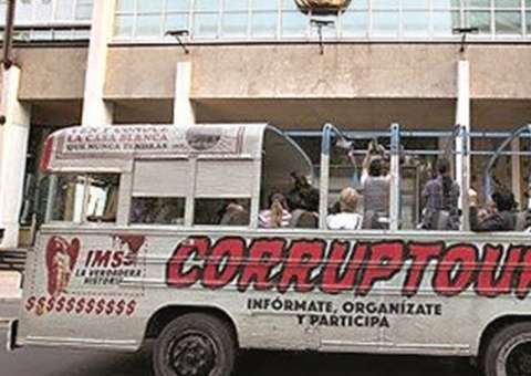 Cansados de escândalos na política, ônibus da corrupção faz sucesso 