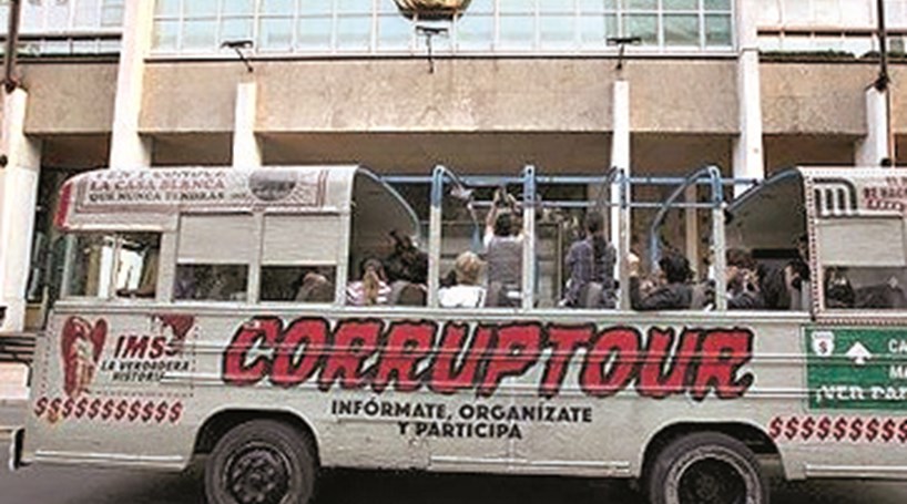 Cansados de escândalos na política, ônibus da corrupção faz sucesso 