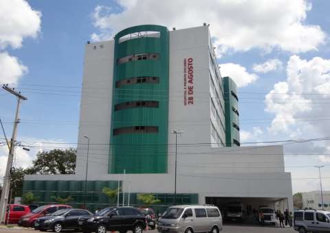 Suspeita de incêndio que matou criança dá entrada em hospital de Manaus após ser apedrejada 