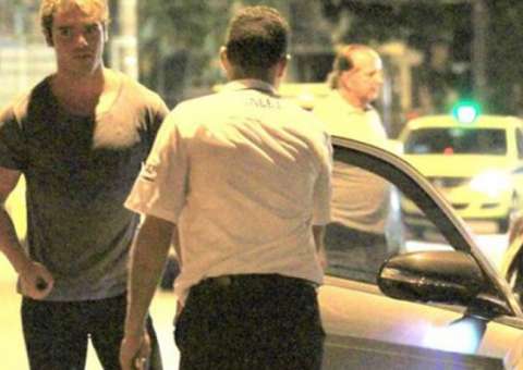 Enquanto o pai permanece preso, Thor Batista ostenta em restaurante de luxo 