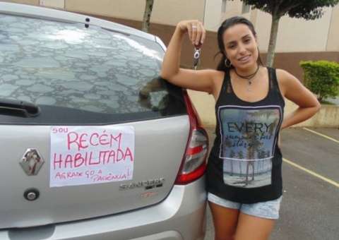 Recém-habilitada, mulher pede paciência no trânsito com cartaz colado no carro e viraliza