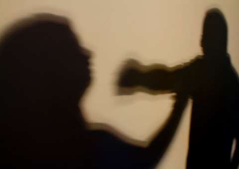 Mulher mata marido e deixa uma carta pedindo perdão à filha: ‘cansei de apanhar’