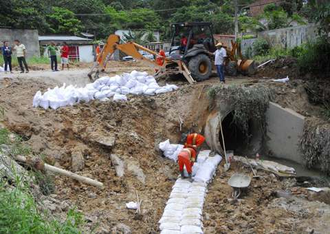 Serviços de contenção de rip-rap são reforçados para evitar prejuízos com a chuva em Manaus 