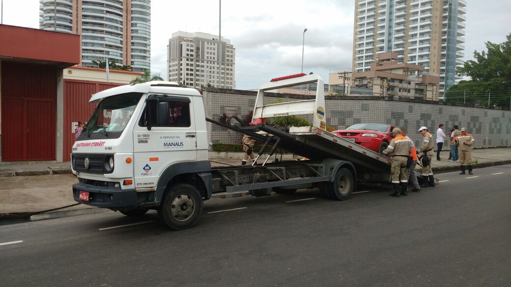 Operação Explosão autua cerca de 30 veículos em Manaus