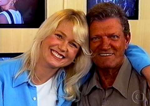 Xuxa Meneghel pede orações para pai que está em estado grave