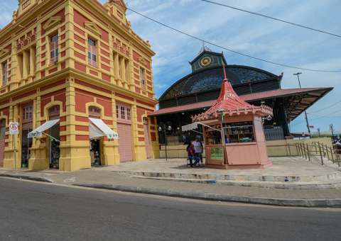 Homens brigam e um deles acaba esfaqueado em Manaus