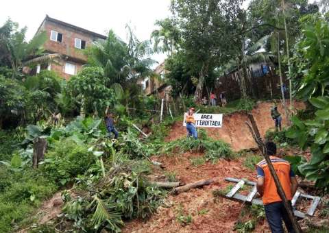Deslizamentos de terra e alagamentos deixam 19 famílias desabrigadas no Amazonas