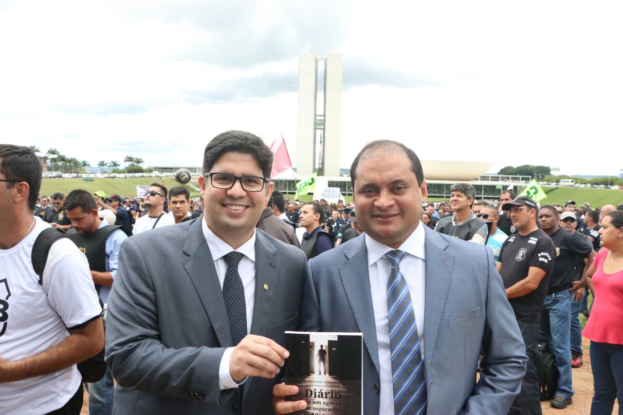 Deputado do AM participa de ato contra mudanças na previdência 