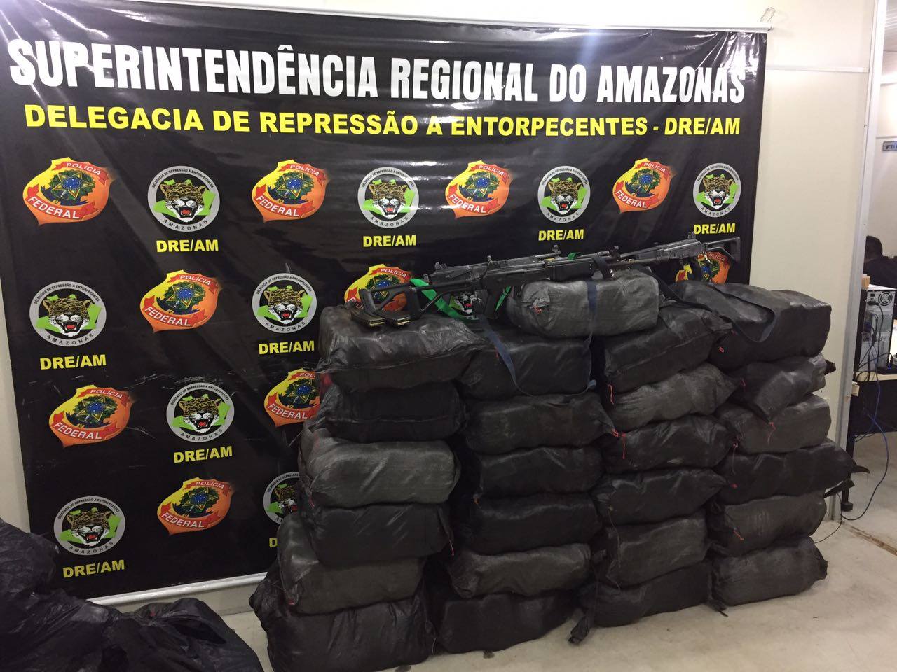 Polícia Federal apreende 800kg de cocaína e 3 fuzis com traficantes colombianos no Amazonas