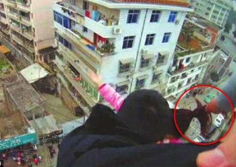 Prestes a cair do prédio, marido salva esposa segurando-a pelos cabelos; VÍDEO
