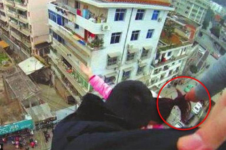 Prestes a cair do prédio, marido salva esposa segurando-a pelos cabelos; VÍDEO
