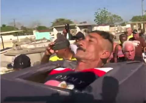 Homem é enterrado vivo e o motivo é 'inusitado'; Vídeo