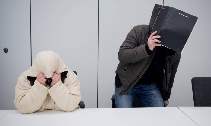 Mulher é presa após prostituir filha pela internet