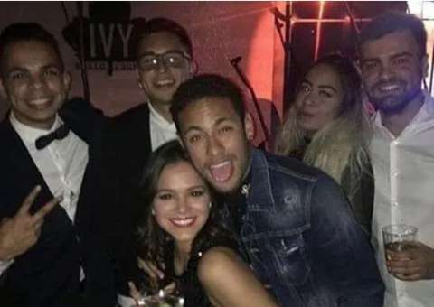 Grudada em Neymar, Bruna Marquezine se acaba no Funk durante festão do craque