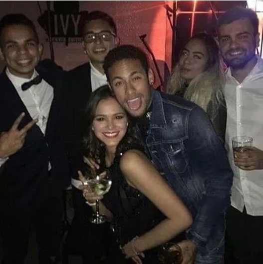 Grudada em Neymar, Bruna Marquezine se acaba no Funk durante festão do craque
