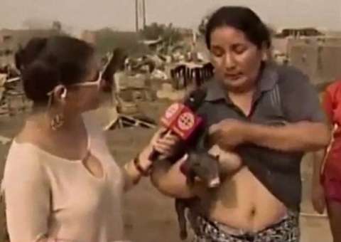 Mulher choca ao amamentar porco durante entrevista ao vivo 