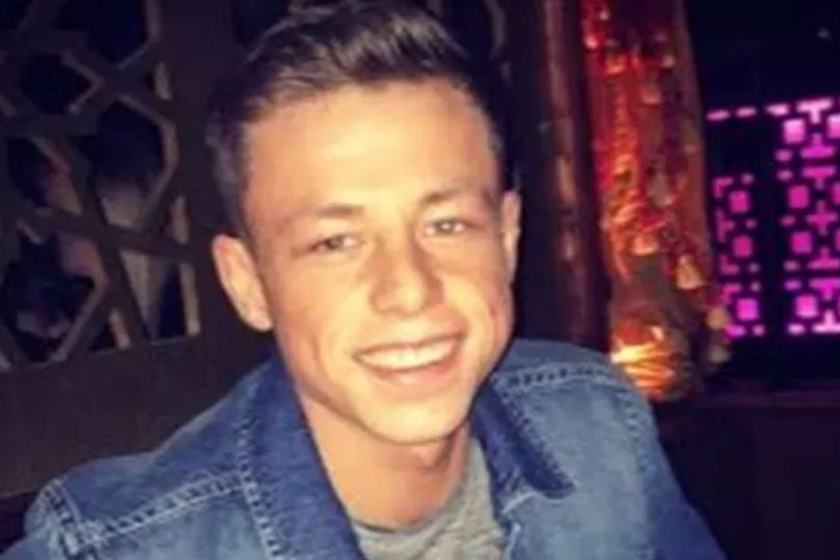 Jovem de ressaca tenta enganar chefe para faltar no trabalho e se dá mal 