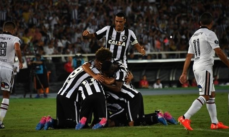 Botafogo avança na Libertadores e revoltada, torcida do Colo-Colo tenta agredir alvinegros