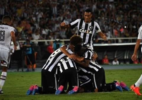 Botafogo avança na Libertadores e revoltada, torcida do Colo-Colo tenta agredir alvinegros