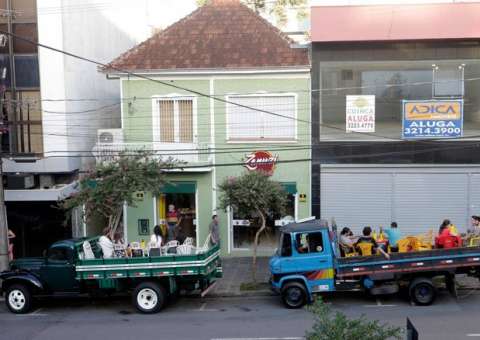Após proibição da prefeitura, clientes criam estratégia para beber em bar 