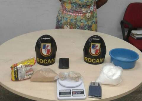 Em Manaus, mulher é presa acusada de vender drogas em sua casa