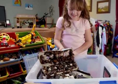 Menina de dez anos faz coleção de baratas vivas