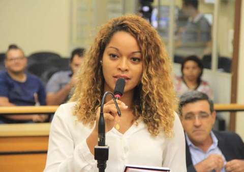 Vereadora quebra protocolo ao se recusar ler a 'Bíblia' 