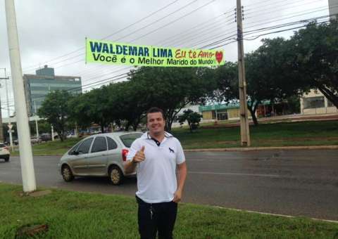 Recém-casada espalha faixas pela cidade para se declarar ao marido