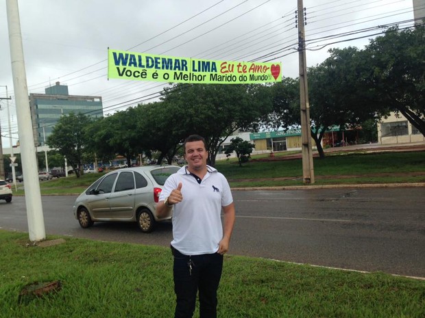 Recém-casada espalha faixas pela cidade para se declarar ao marido