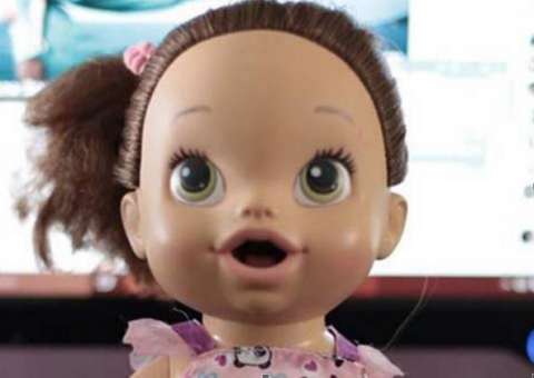 Mulher se aterroriza com boneca 'endemoniada' e desabafa no Facebook