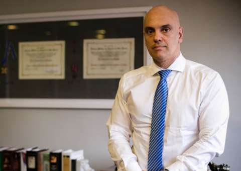 Alexandre de Moraes entrega ao Senado currículo de 109 páginas