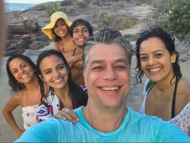 Fábio Assunção reata namoro com atriz novinha e ela faz post irônico