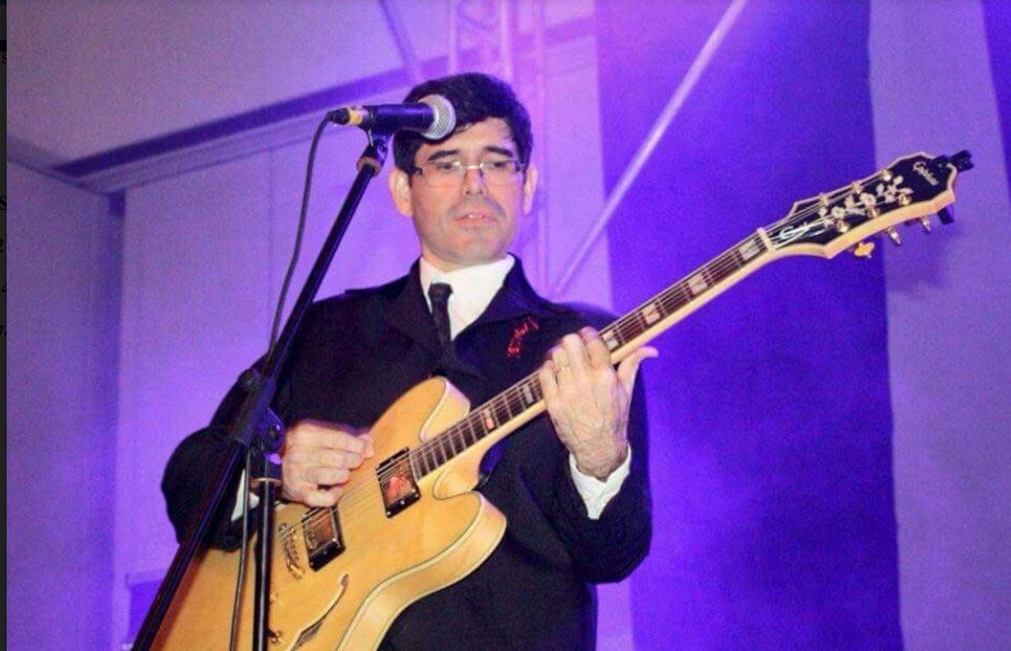 Cover dos Beatles realiza show nostálgico em shopping de Manaus