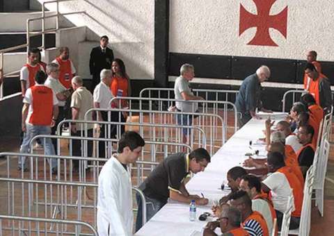 Polícia realiza busca por lista de sócios na sede do Vasco