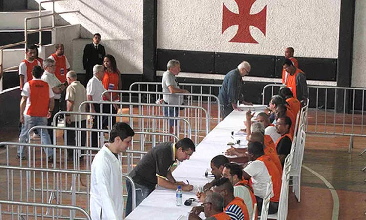 Polícia realiza busca por lista de sócios na sede do Vasco