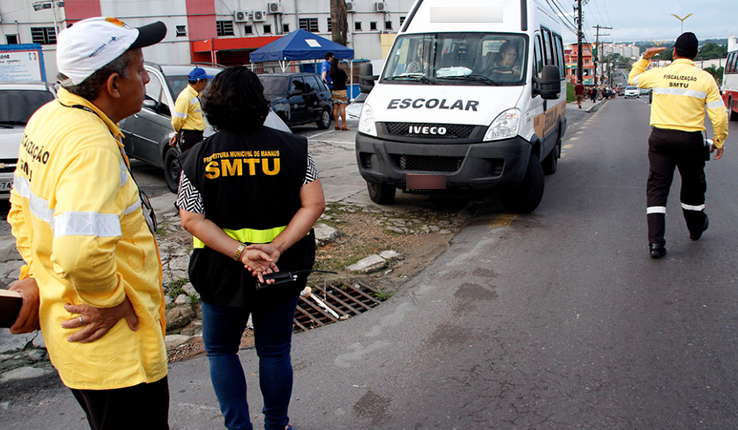 Veículos que realizavam transporte escolar clandestino são apreendidos durante fiscalização da SMTU