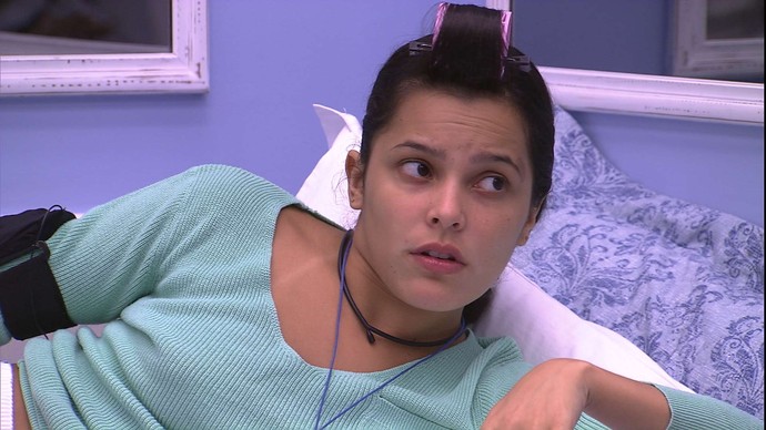 BBB17: Emilly diz para Luiz Felipe “colocar sementinha” na cabeça do líder